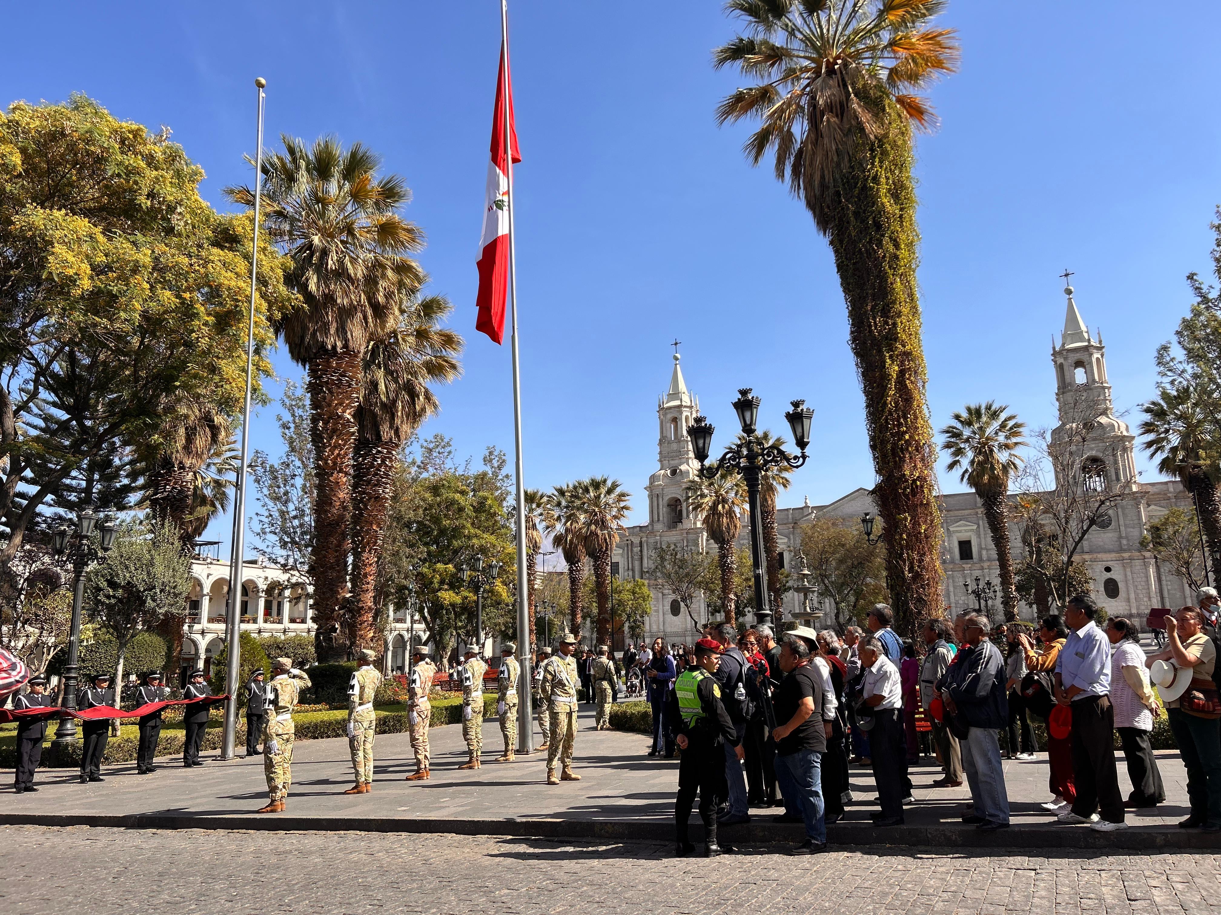 Izamiento de honor en la Plaza de Armas de Arequipa. (Foto: GEC)