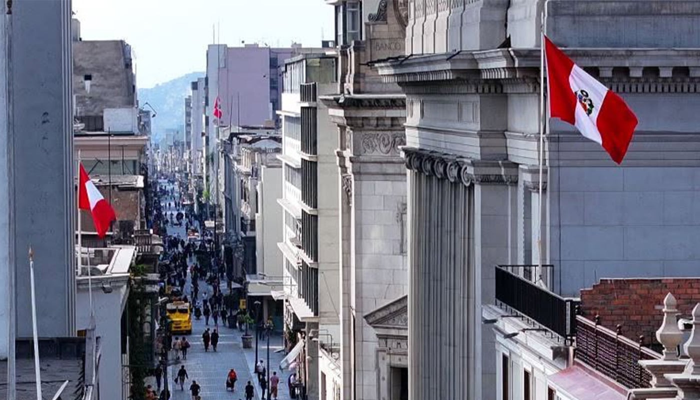 Multas de hasta 1 605 soles por no colocar la bandera del Perú por Fiestas Patrias| Foto: Andina