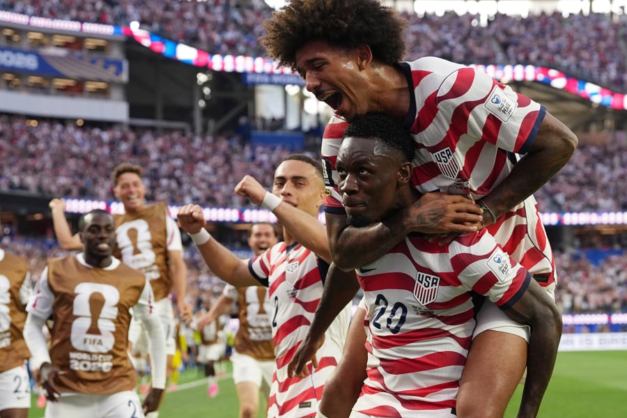 Folarin Balogun de Estados Unidos celebra un gol con sus compañeros este viernes, en un partido del grupo D del Mundial de la FIFA 2026. EFE/ Omar Alonso
