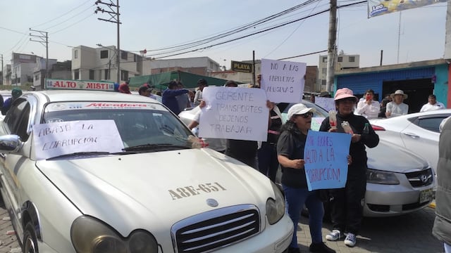 Conductores de taxis colectivos protestan en Arequipa pidiendo la formalización para operar (VIDEO)