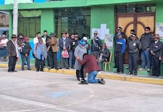 Alcalde de Huacullani pide perdón de rodillas ante su pareja y población tras difusión de un video, en Puno