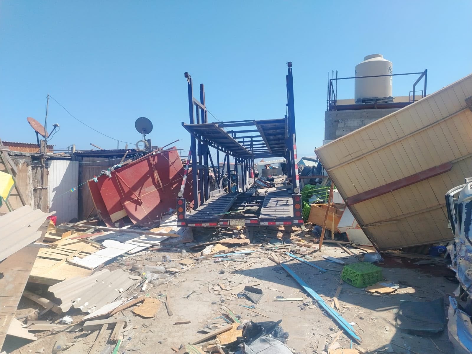 Trailer se despistó por el medio de las viviendas en Chaparra, Caravelí (Foto: Municipalidad de Chaparra)