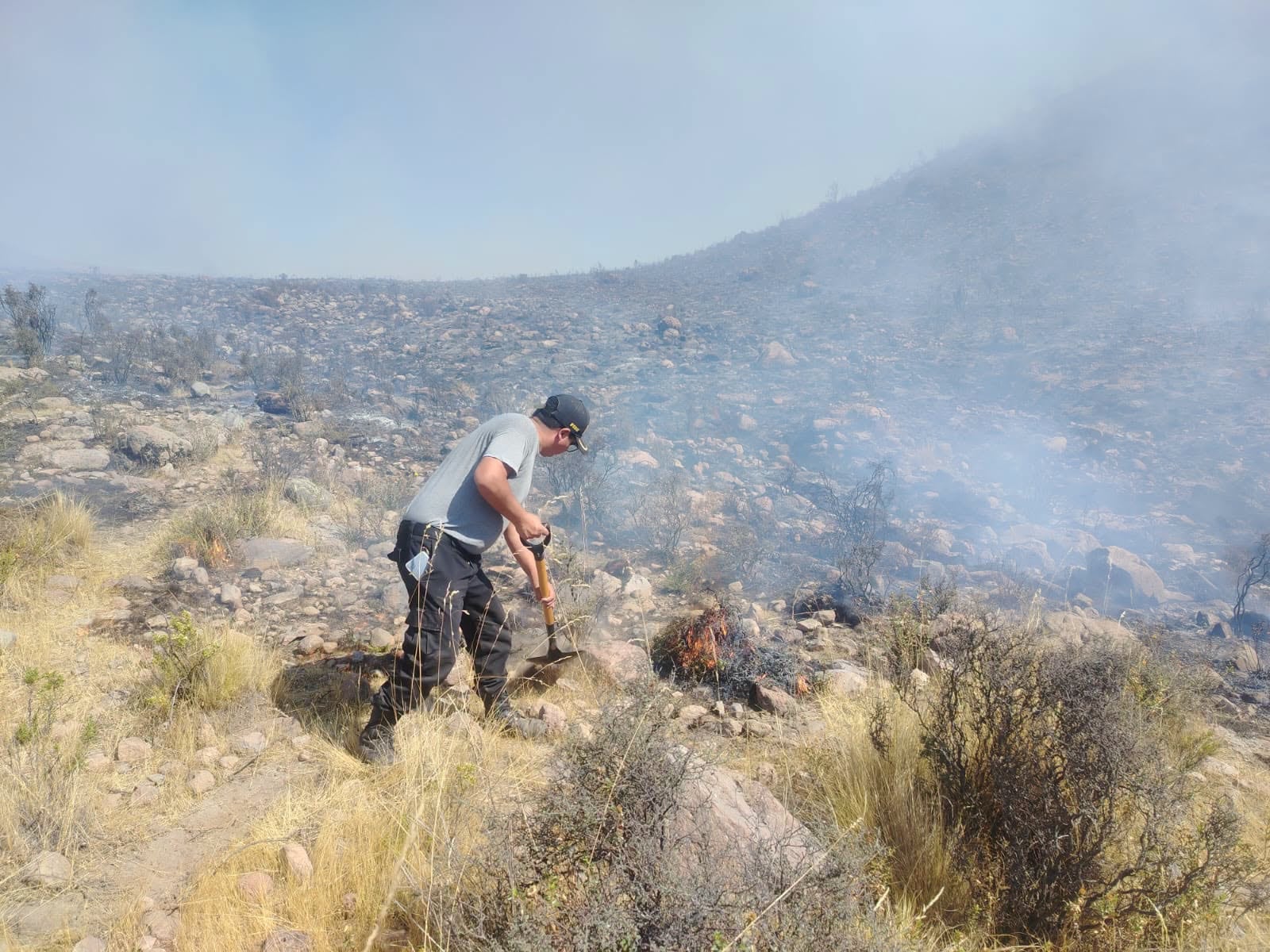 Pobladores y policías trabajaron para controlar el fuego en Pocsi, pero no lo consiguieron (Foto: PNP)