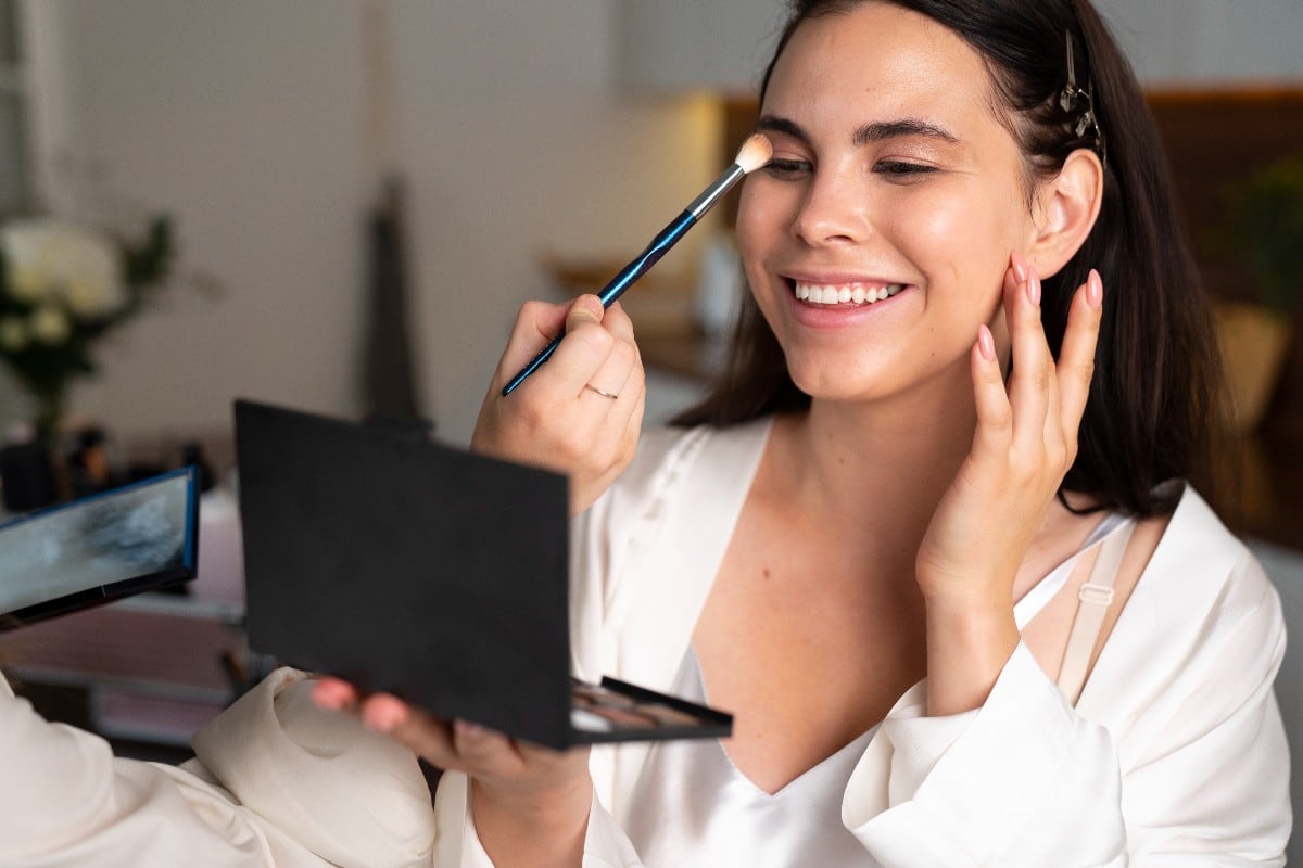 Expertos recomiendan una rutina que combine hidratación, maquillaje con beneficios y protección solar para evitar resequedad y envejecimiento prematuro durante el invierno. (Foto referencial: Freepik)