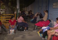 Padres duermen fuera de colegio en SJL para conseguir vacantes al inicio del año escolar 2026