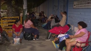 Padres duermen fuera de colegio en SJL para conseguir vacantes al inicio del año escolar 2026