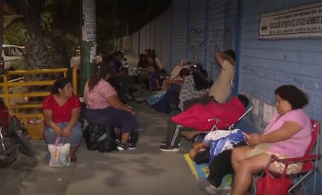 Padres duermen fuera de colegio en SJL para conseguir vacantes al inicio del año escolar 2026