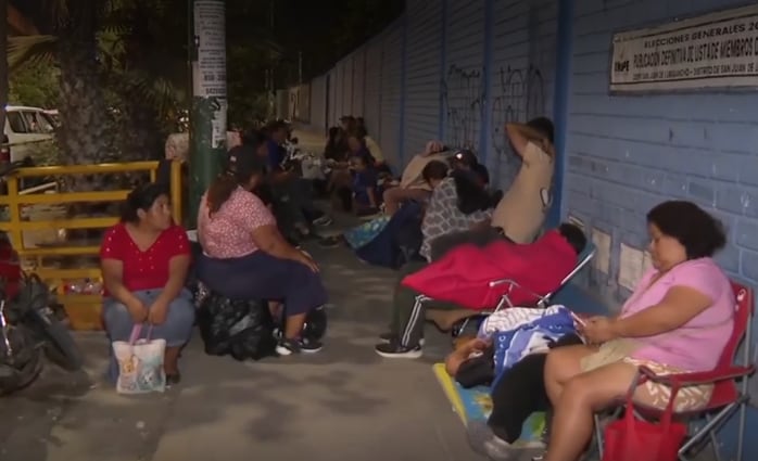 La falta de cupos en colegios públicos obligó a familias a realizar vigilias durante la noche en busca de una matrícula para sus hijos en el inicio de clases. (Imagen de América Noticias)