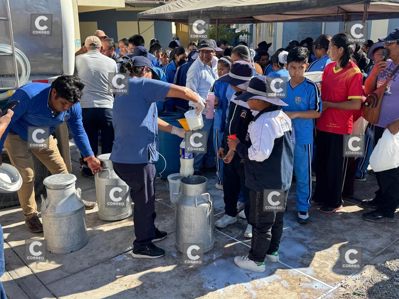 Ganaderos regalan leche en colegios de Majes. Foto: GEC