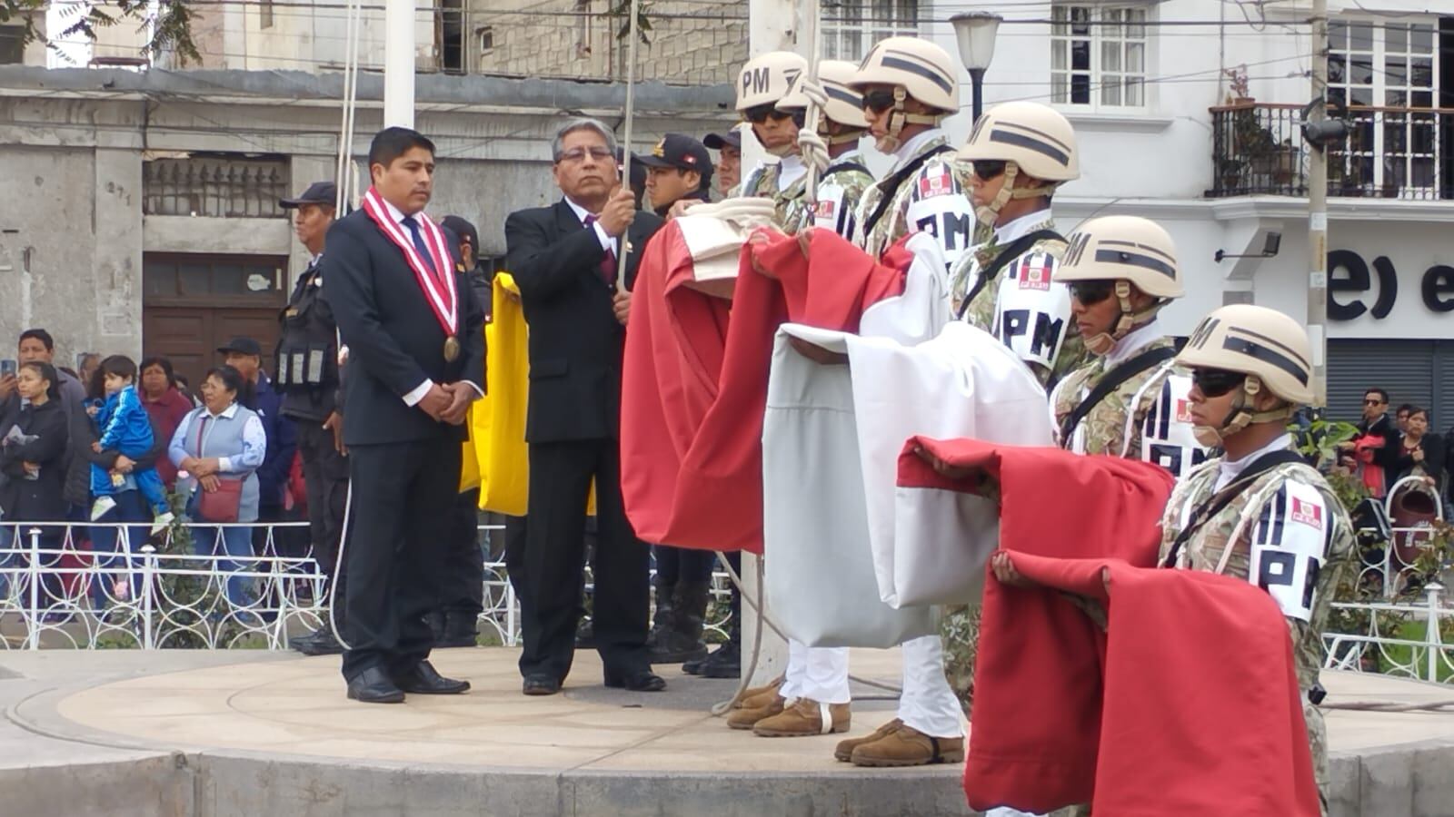 Director Hipólito Ibáñez izó el pabellón nacional en ceremonia realizada en el Centro Cívico. (Foto: GEC)
