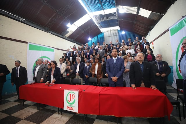 Roberto Sánchez presenta a su equipo técnico y asegura que gobernará con el nuevo plan de consenso (Fotos: Diana Marcelo/GEC)