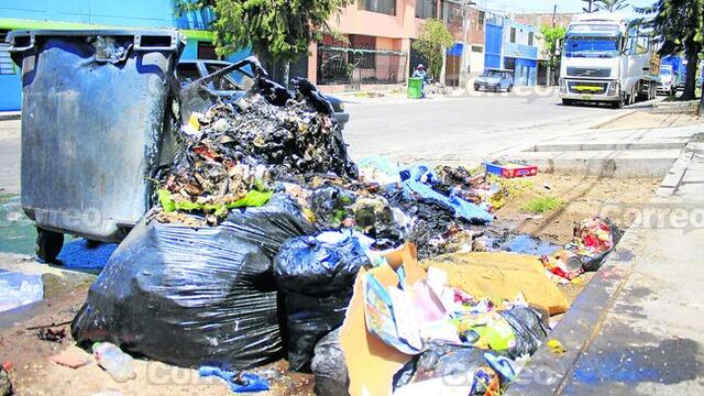 Queman once contenedores de basura en Mariano Melgar