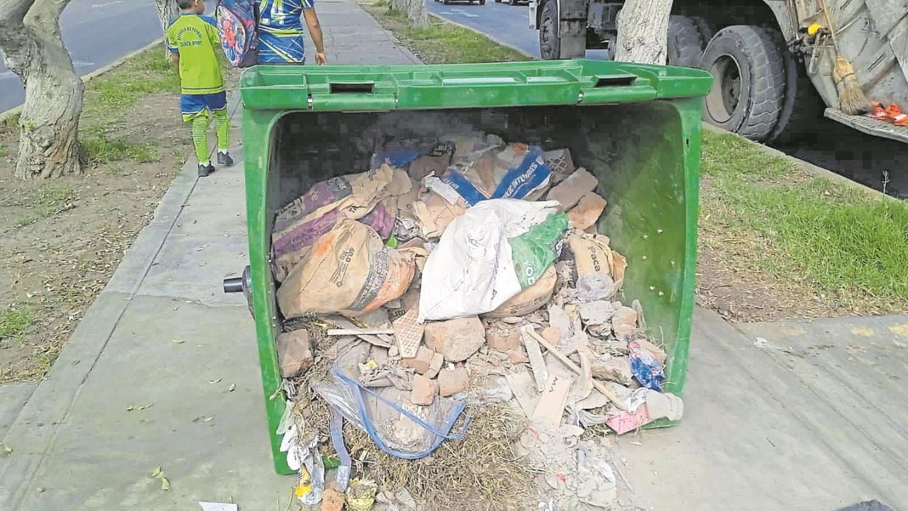 Dirigente del Segat propone que se sancione a los que arrojan desmonte y líquidos en los recipientes y le pide al alcalde que no los retire.