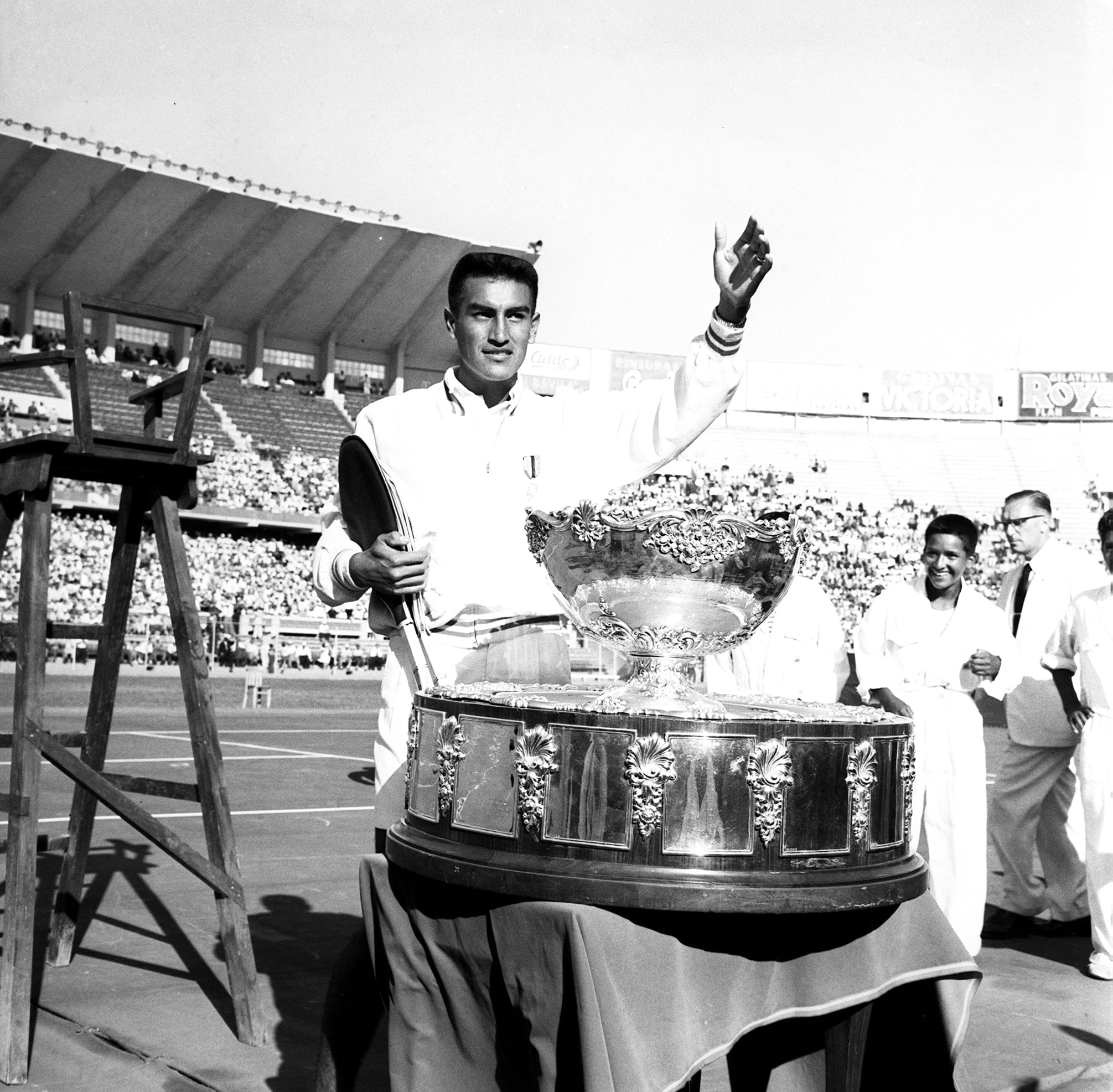 En 1959, el Estadio Nacional fue escenario del multitudinario homenaje a Alejandro Olmedo tras su histórica conquista en Wimbledon. (Foto El Comercio)