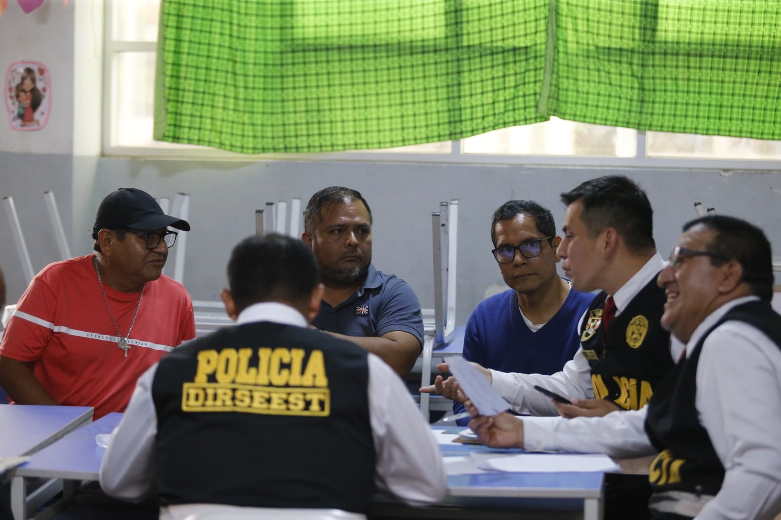 El hecho sucedió en el colegio Enrique Milla de los Olivos, donde los miembros de mesa fueron detenidos por encontrar actas manipuladas | Foto: Josep Angeles