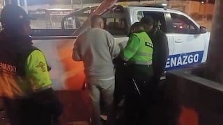 Comerciante se aferra a taxi donde escapaban delincuentes y evita robo de su ferretería, en Huancayo