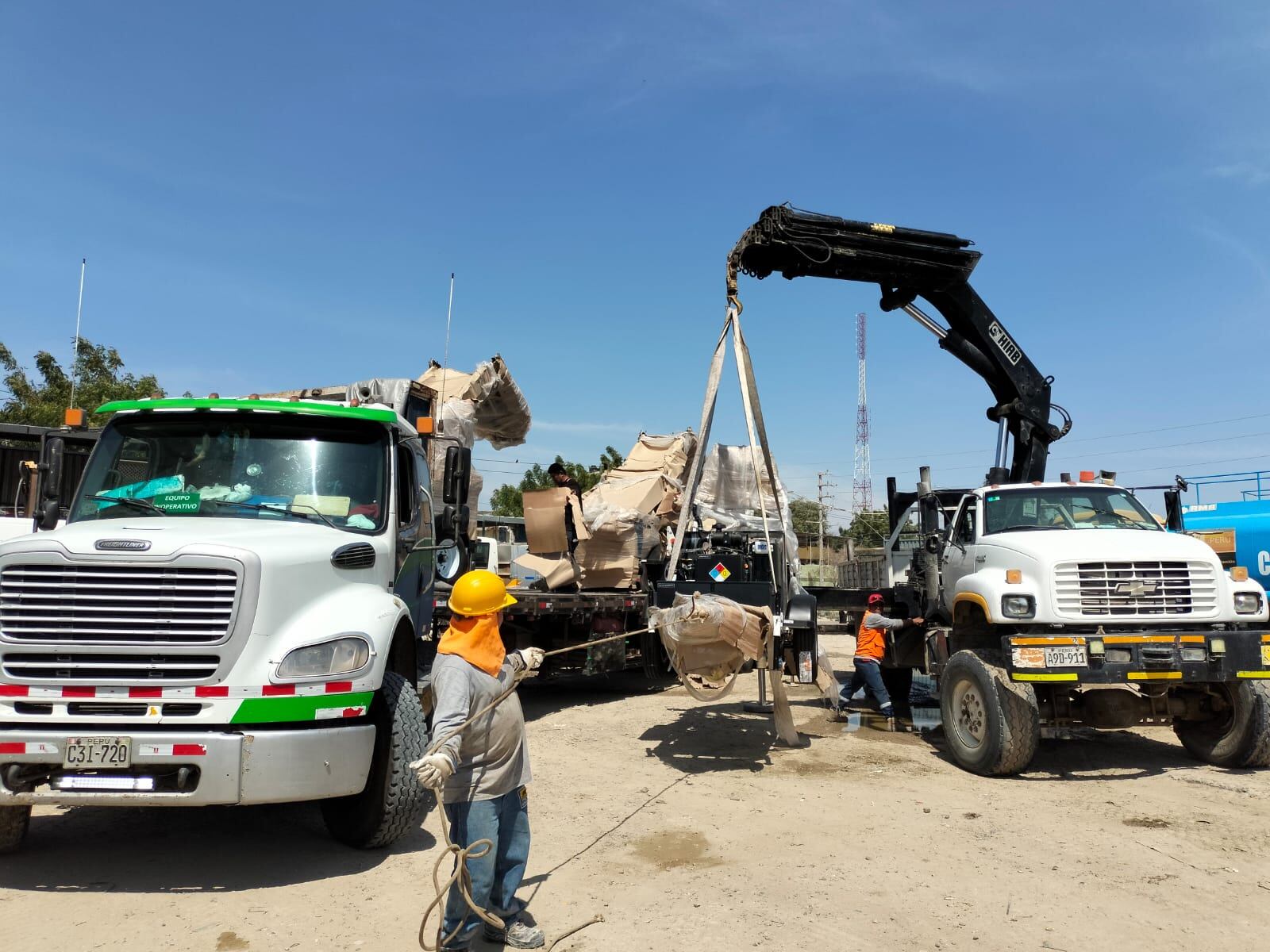 Consiste en una máquina cargadora, encargada mediante un balde especial de remover los residuos sólidos y sacarlos al exterior; y una máquina jaladora