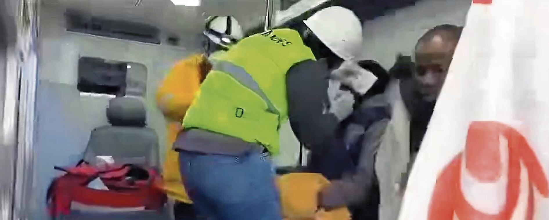 Atletas africanos se llevan el susto de sus vidas en choque violento