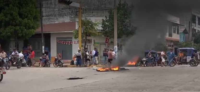 El incremento del precio de los combustibles golpea con mayor fuerza a Ucayali por los costos y dificultades de abastecimiento. La situación ha desencadenado protestas y bloqueos en la región. (Imagen de América Noticias)