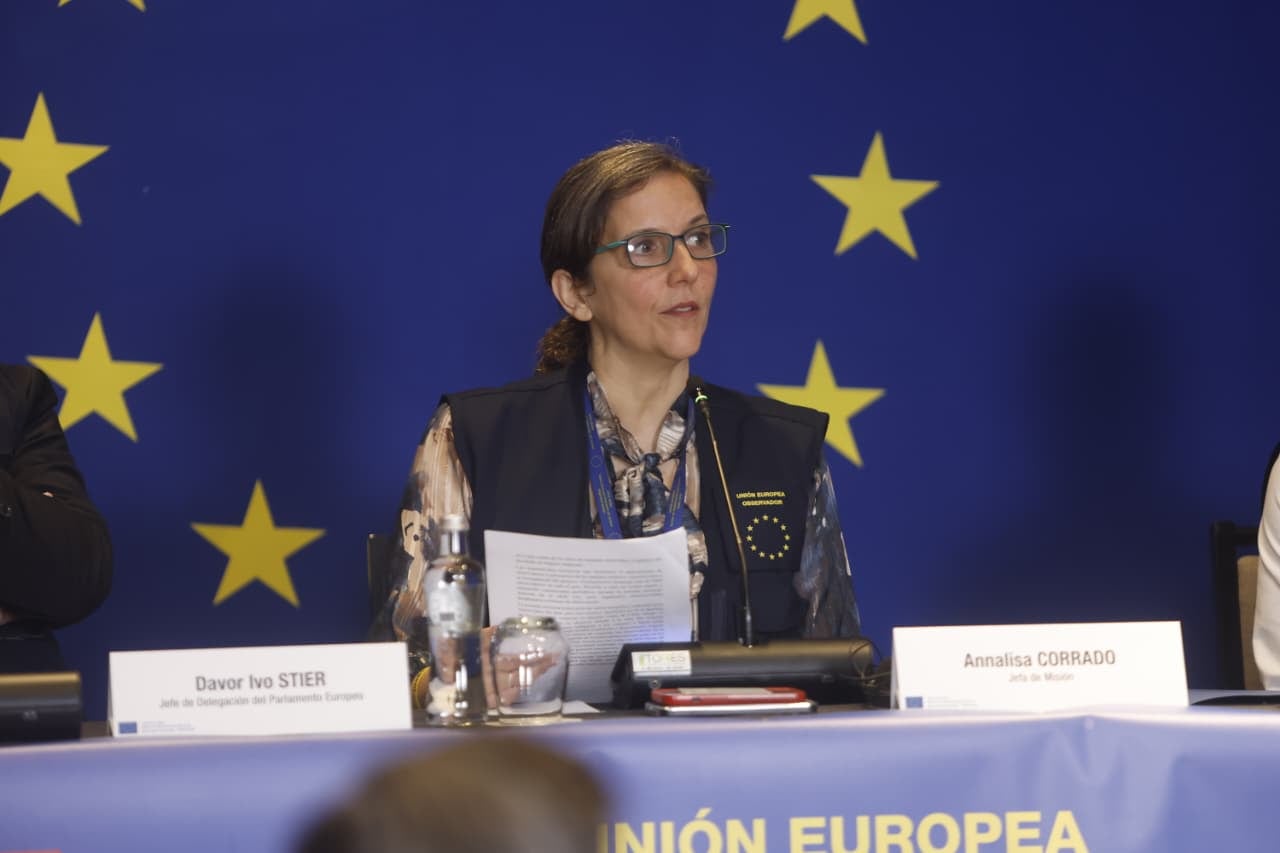 Jefa de la Misión de Observación Electoral de la Unión Europea en el Perú, ofrece una conferencia de prensa para presentar el informe preliminar sobre las observaciones realizadas por la MOE UE durante el proceso electoral del 12 de abril.
Fotos: Mario Zapata N. / @photo.gec