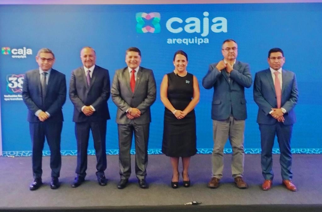 Directivos de Caja Arequipa con el alcalde de la provincia de Arequipa, Víctor Hugo Rivera. Foto: difusión.