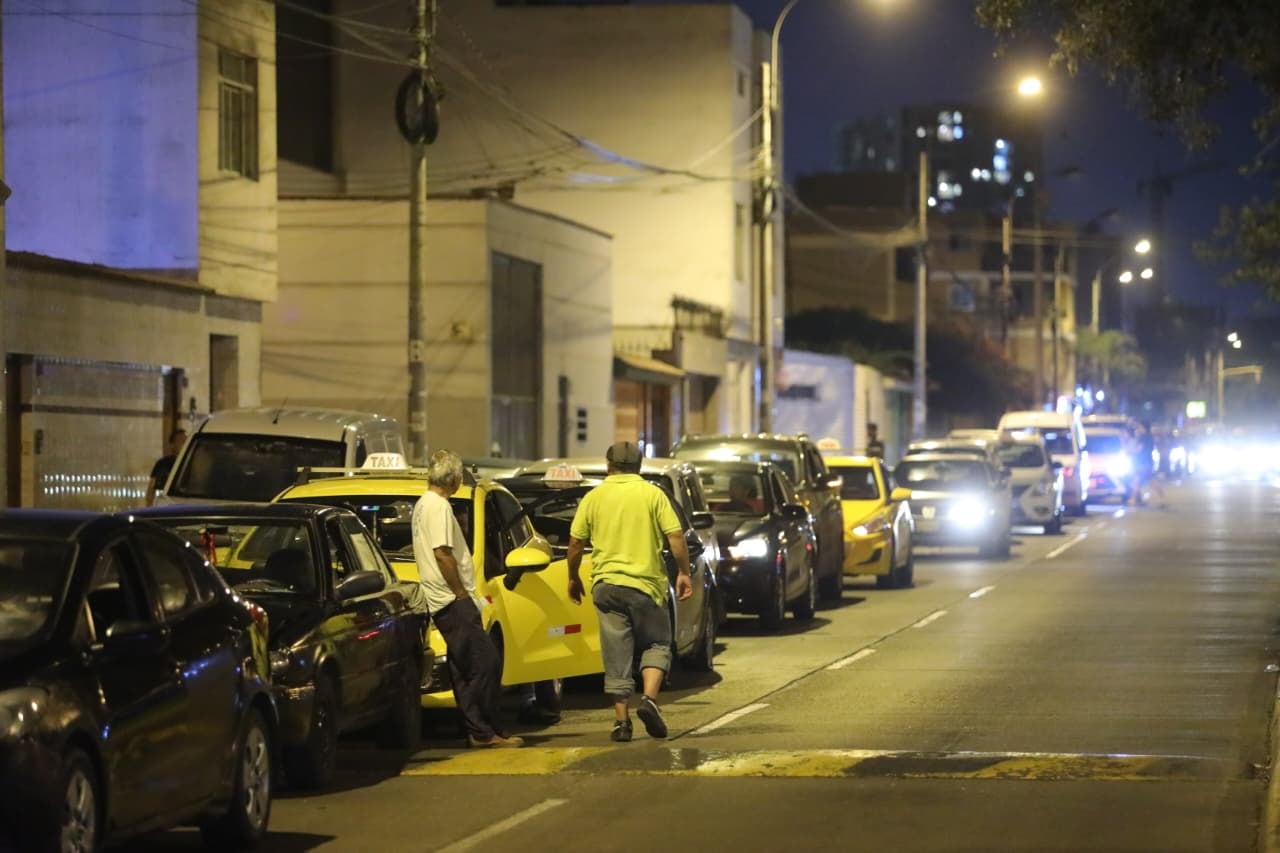 Racionamiento dispuesto por el Ejecutivo prioriza hogares y transporte masivo, mientras conductores de vehículos livianos quedan fuera del suministro preferente. Fotos: Antonio Melgarejo/ @photo.gec