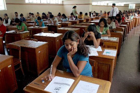 Docentes desarrolando examen. profesores