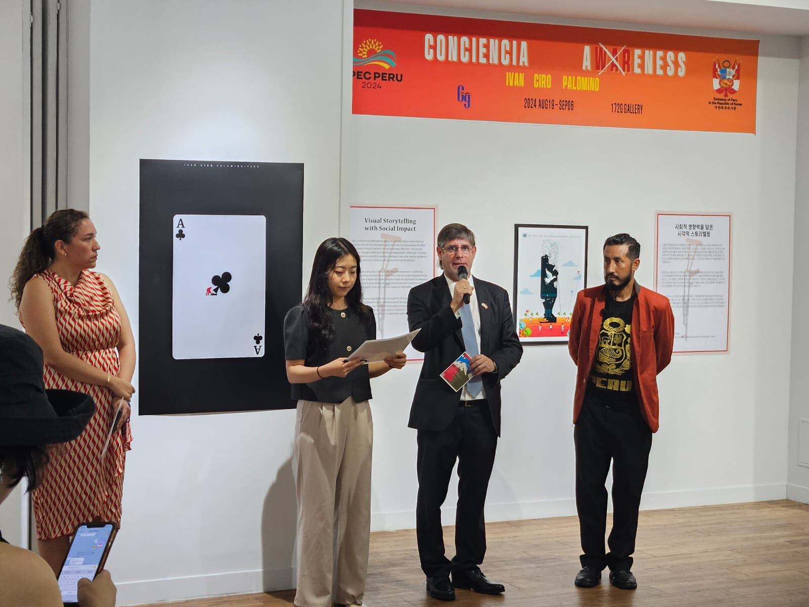 Ciro Palomino junto a Paul Duclos, embajador de Perú en Corea, en la inauguración en Seúl de la muestra "Conciencia".