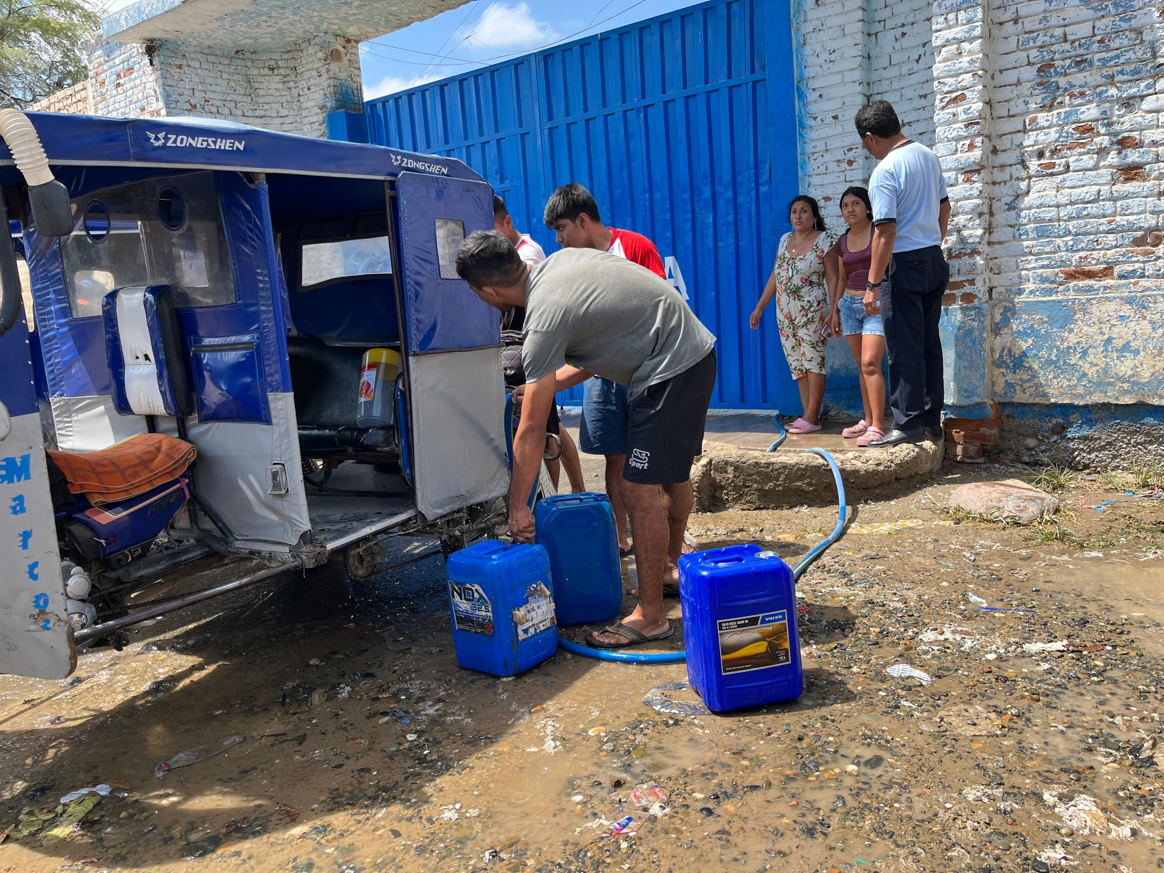 Ciudadanos forman largas colas para llenar sus recipientes