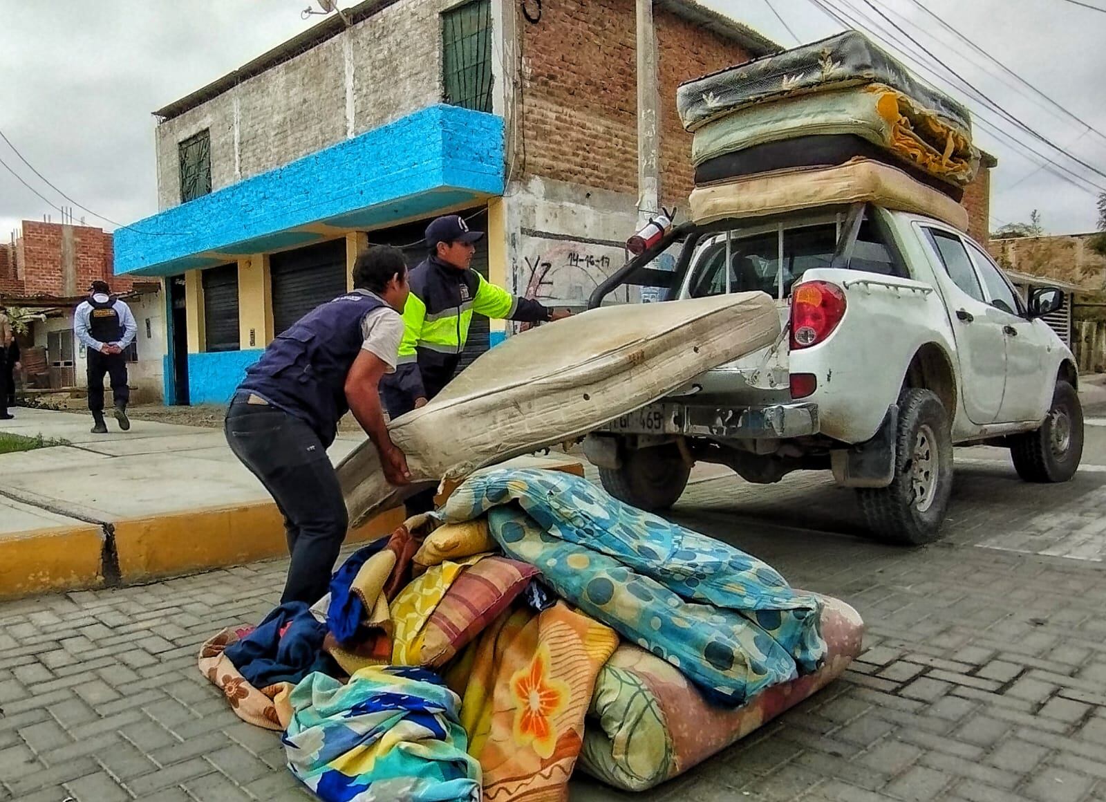 El local no tiene Certificado de Defensa Civil y los ambientes lucían antihigiénicos, por lo que fue clausurado temporalmente. Decenas de jóvenes se albergan en este centro