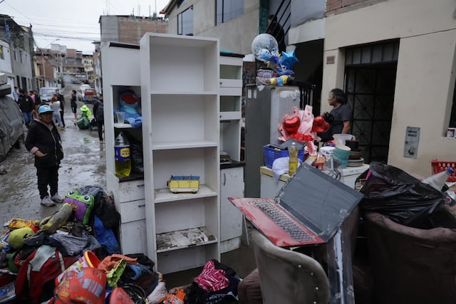 Keiko Fujimori inspecciona zonas afectadas por lluvias en Villa María del Triunfo
