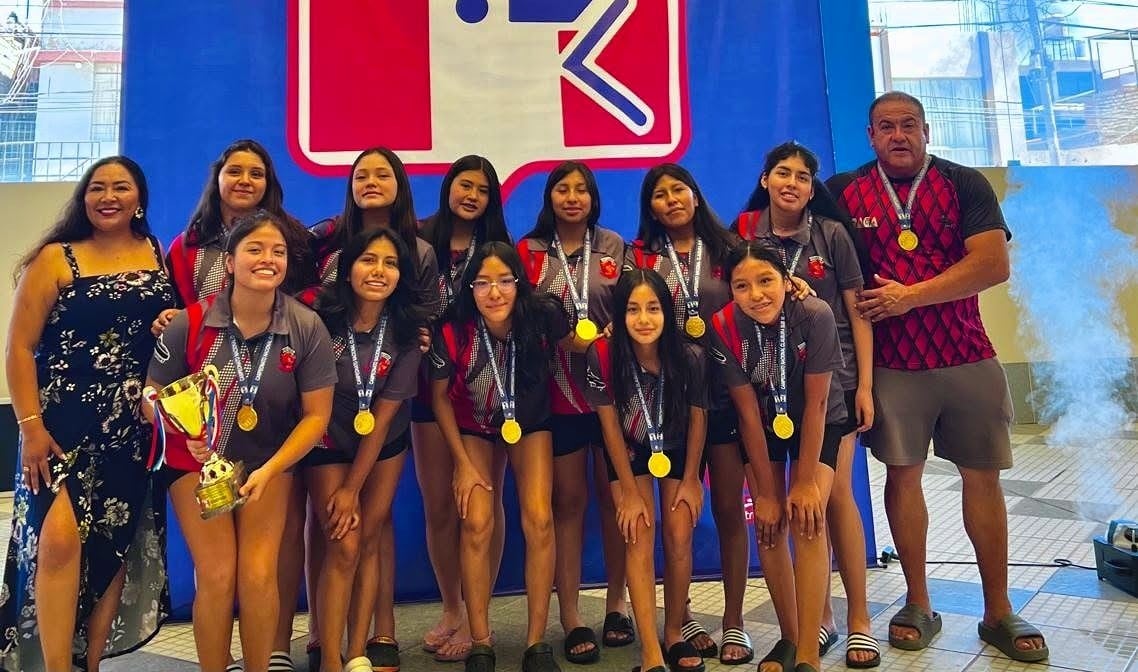 Club Draga de la categoría femenina consiguió la medalla de oro en el Clausura del Campeonato Nacional Clausura Sub-16 de Polo Acuático. Foto: Entretiempo.