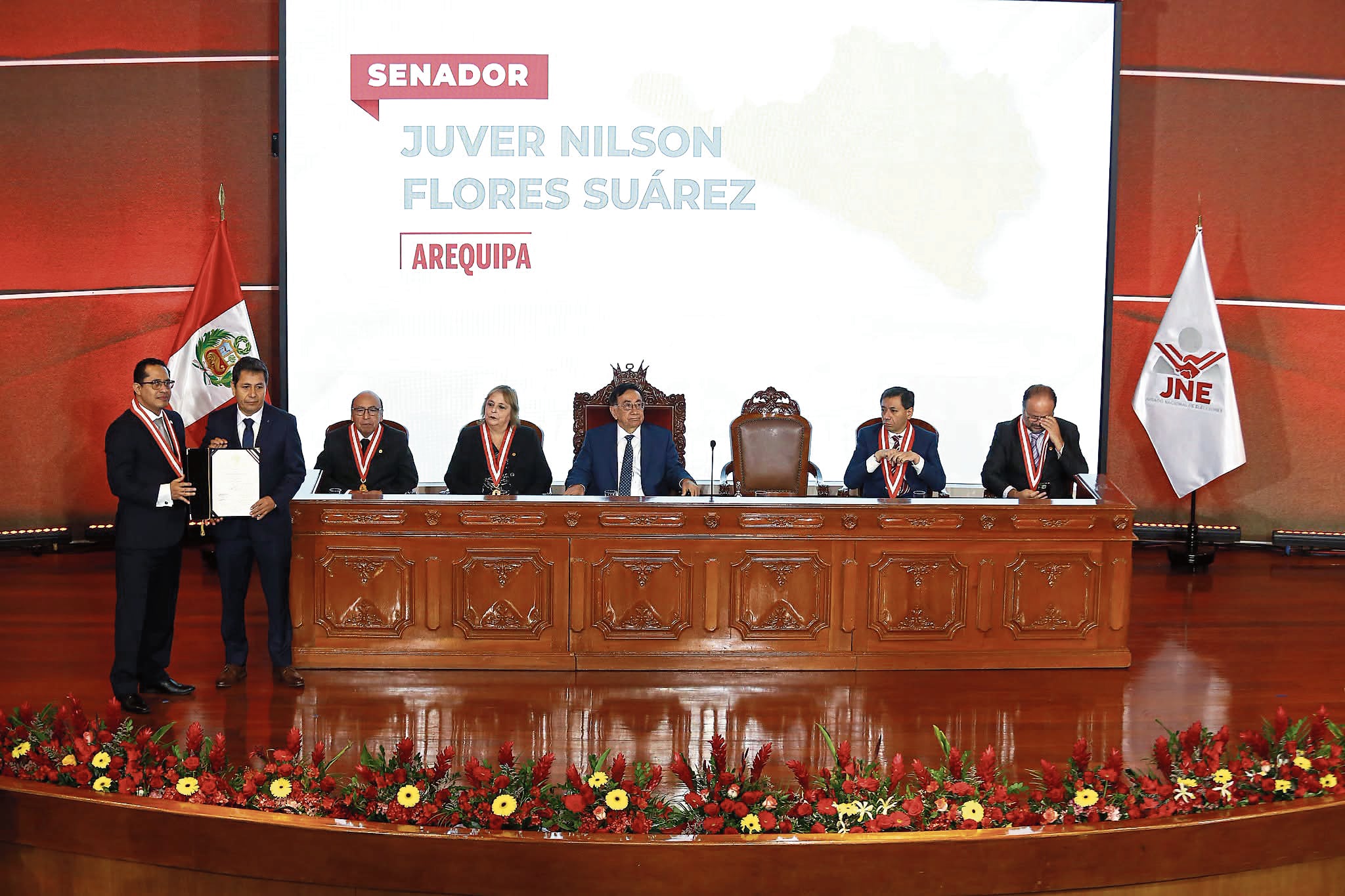 Senador por Arequipa recibió sus credenciales del JNE. Foto: JNE.