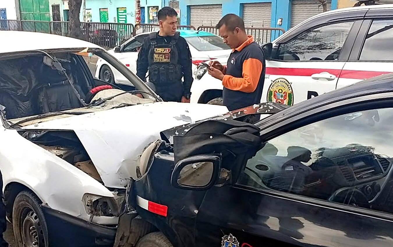 El accidente, ocurrido en la cuadra 12 de la avenida Nicolás de Piérola, involucró a un Taxi Individual y a otro auto particular.