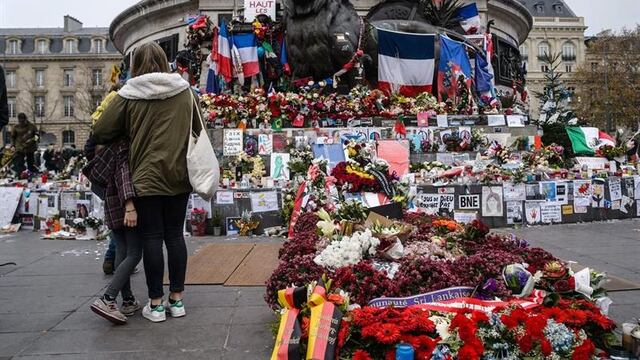 ​Francia recuerda los atentados en París un mes después de la masacre