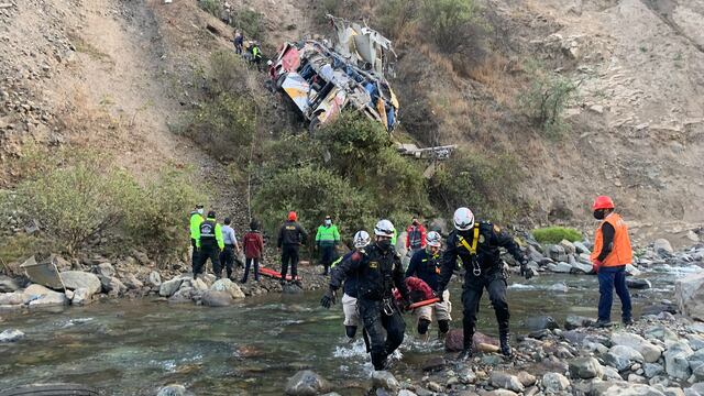 Cifra de muertos sube a 32 tras volcadura de bus en Carretera Central