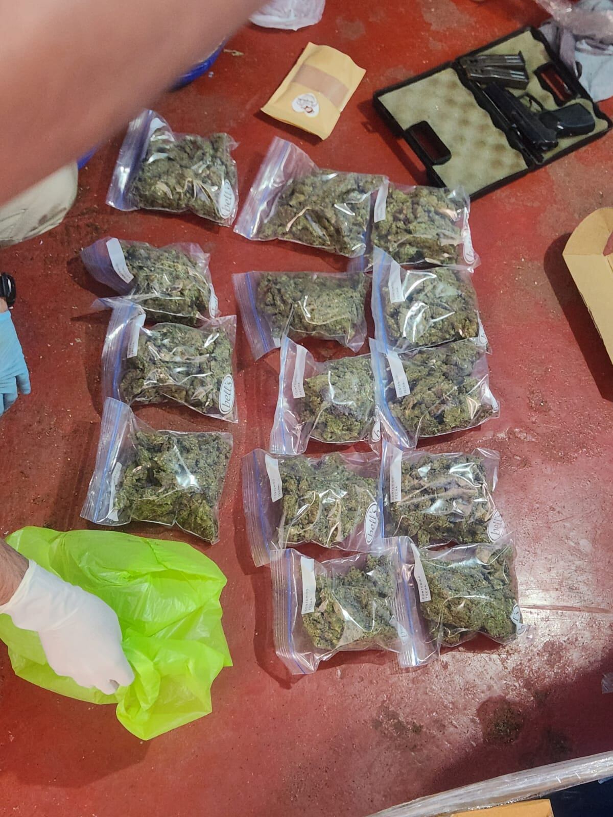 Detienen a comerciante por el presunto delito de tráfico ilícito de drogas en Arequipa. Foto: PNP.