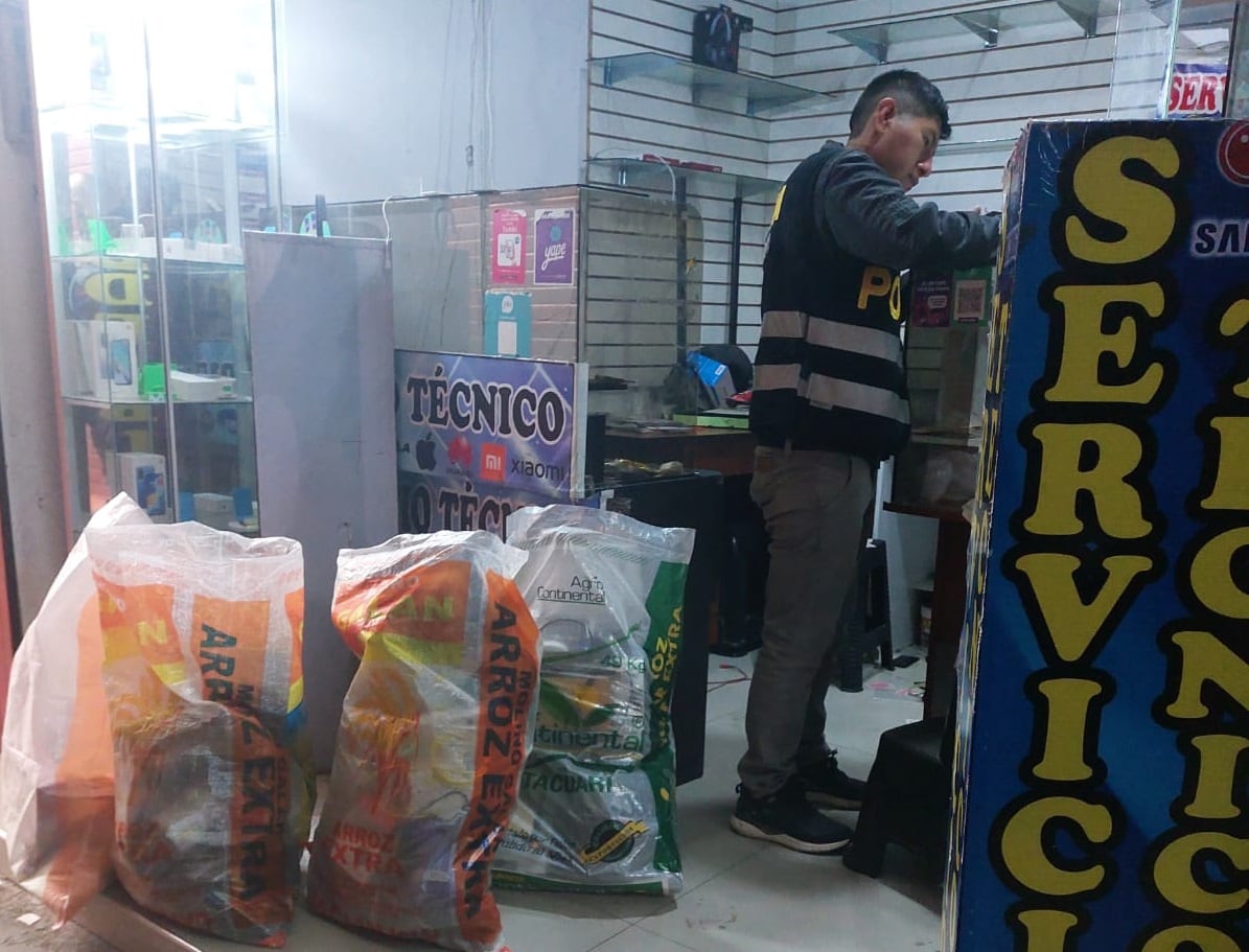 Incautan celulares y otros bienes del local de Cristhian V.C. en el centro comercial 2001