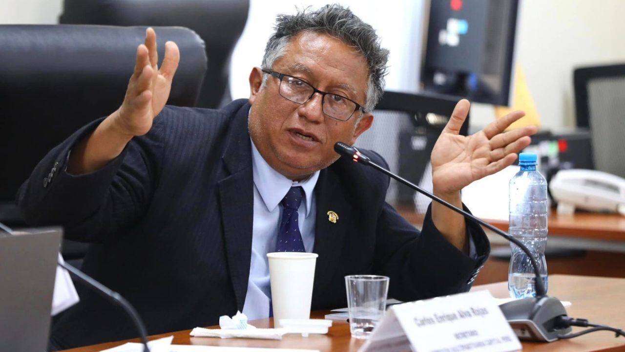 El vocero de la bancada, Carlos Alva, defendió la permanencia del legislador en la Comisión de Presupuesto pese a las críticas.