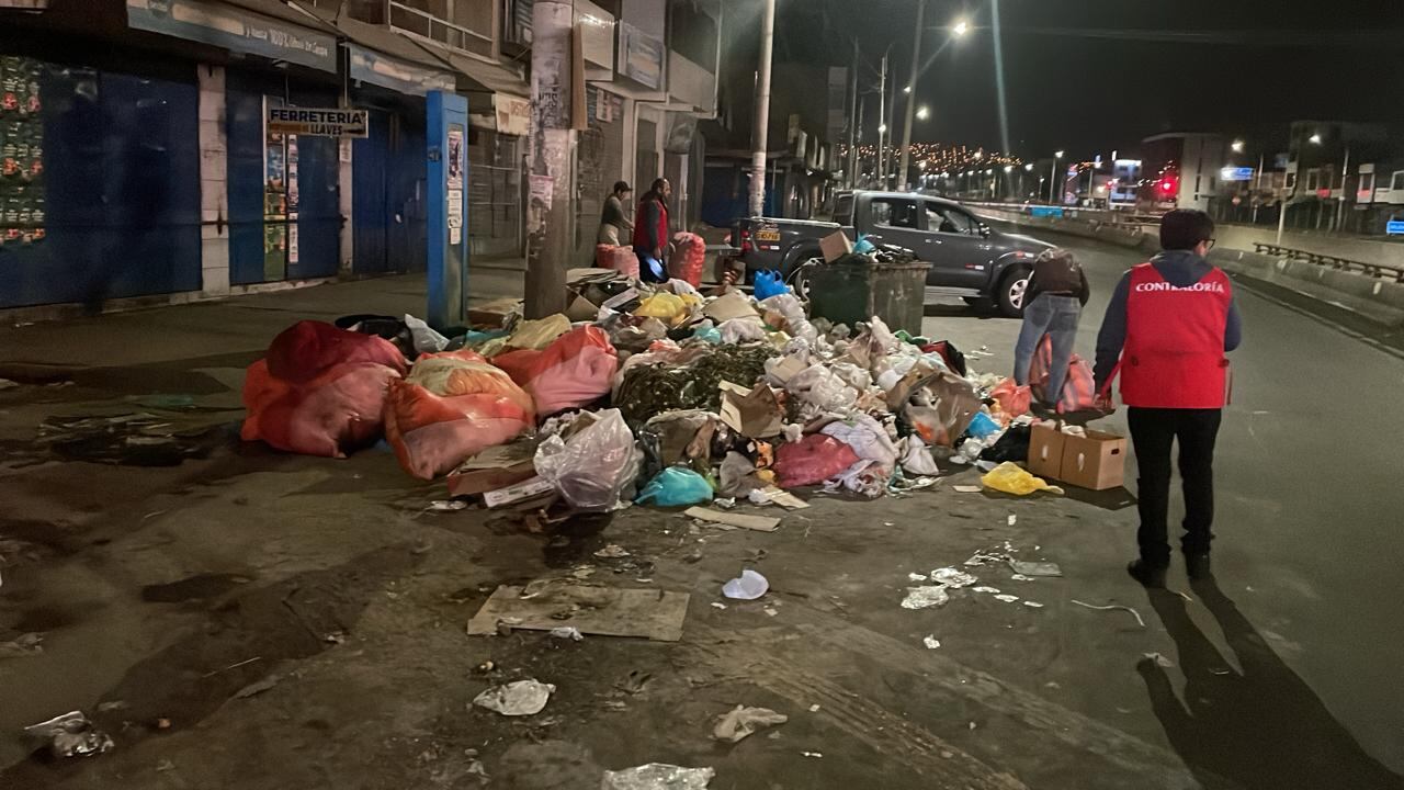Acumulación de residuos sólidos en plataforma Andrés Avelino Cáceres. Foto: difusión.