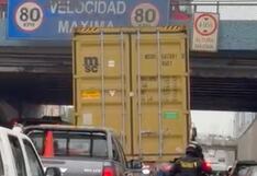 Camión quedó empotrado en puente de la Vía Expresa y causó gran congestión