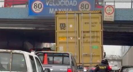 Camión quedó empotrado en puente de la Vía Expresa y causó gran congestión