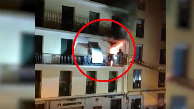 Bomberos rescatan a mujer y sus dos perros segundos antes de que las llamas devoren su hogar