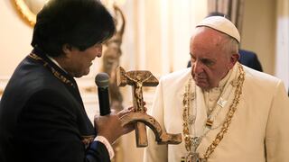 Críticas a Evo Morales por el crucifijo sobre hoz y martillo que regaló al papa Francisco