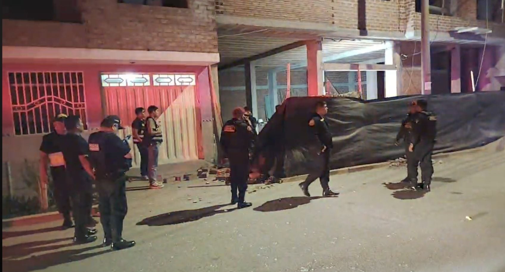 El estallido fue tan fuerte que causó terror en los dueños de la casa y de los vecinos. La dinamita provocó daños en las puertas y ventanas de las viviendas contiguas.