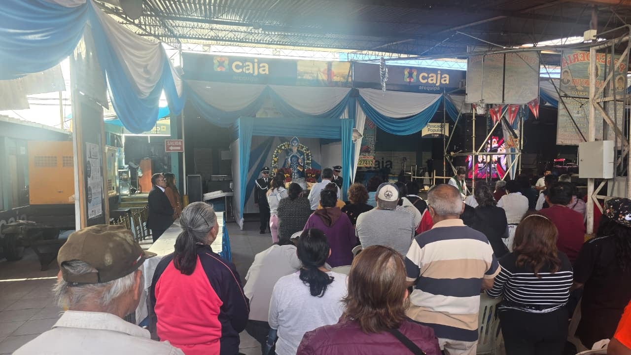 Comerciantes participan en misa y luego realizarán la procesión del patrono de los pescadores (Foto: Yunsu Pariapaza/@photo.gec)