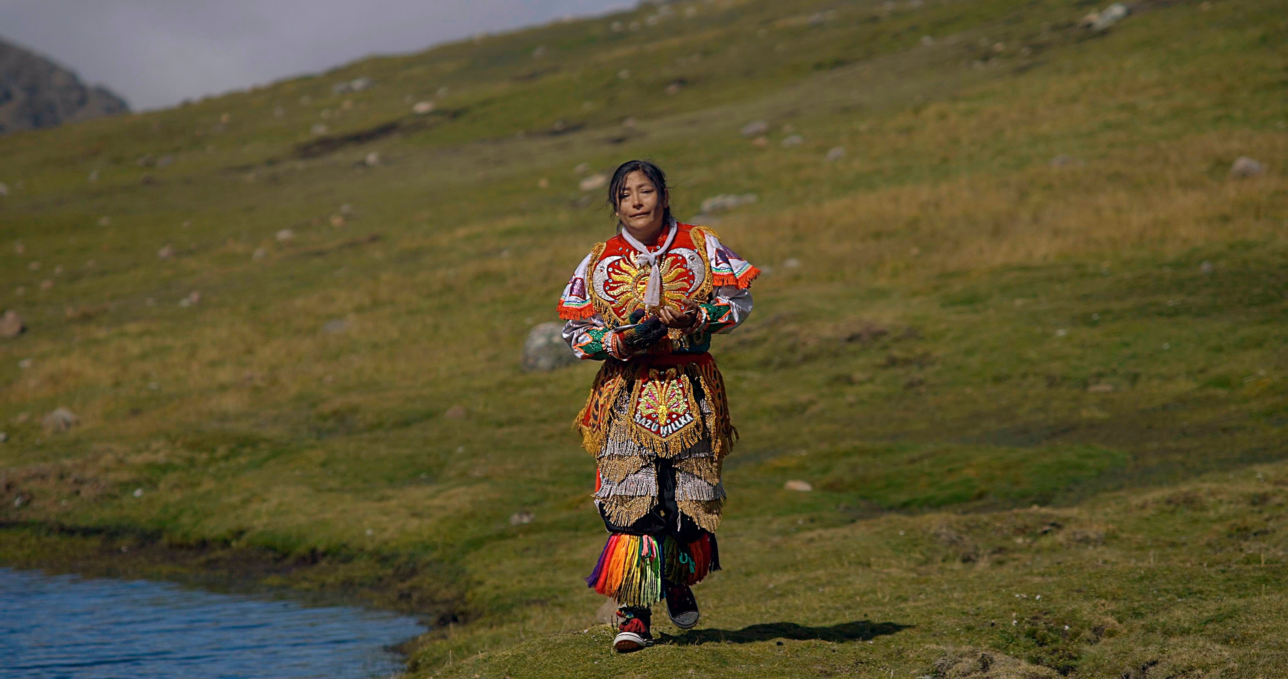El filme, hablado íntegramente en quechua, destaca por su enfoque visual y cultural. Será el regreso de Magaly Solier a la pantalla grande bajo la dirección de César Galindo.