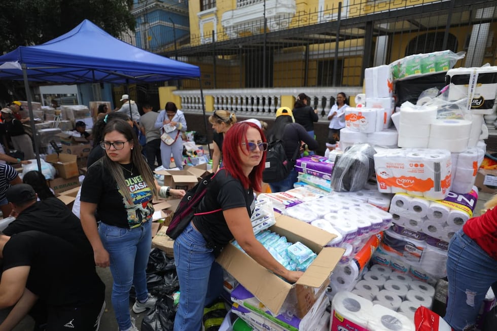 Con muestras de apoyo y solidaridad, ciudadanos peruanos y venezolanos participaron en una colecta de ayuda humanitaria en la Embajada de Venezuela