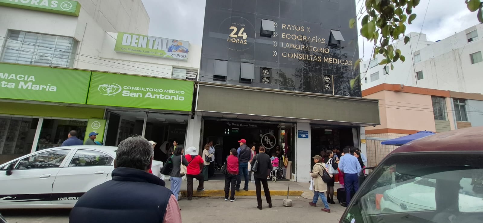 Pacientes quedaron atrapados en ascensor de clínica privada en Arequipa. Foto: GEC.
