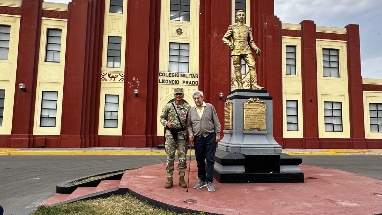 A un año de la muerte de Mario Vargas Llosa, su hijo Álvaro cuenta que los paseos a escenarios de sus novelas motivaban al escritor. | Foto: @AlvaroVargasLl (X - Twitter)
